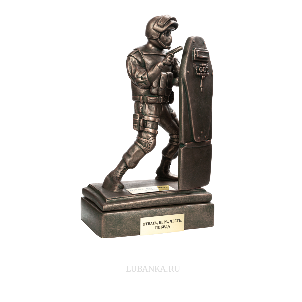 Боец спецназа со щитом на подставке