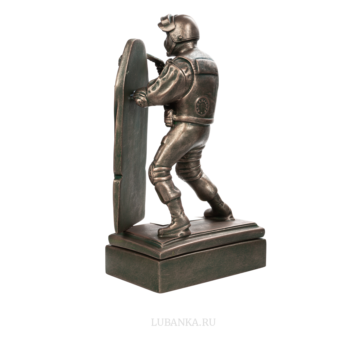 Боец спецназа со щитом на подставке